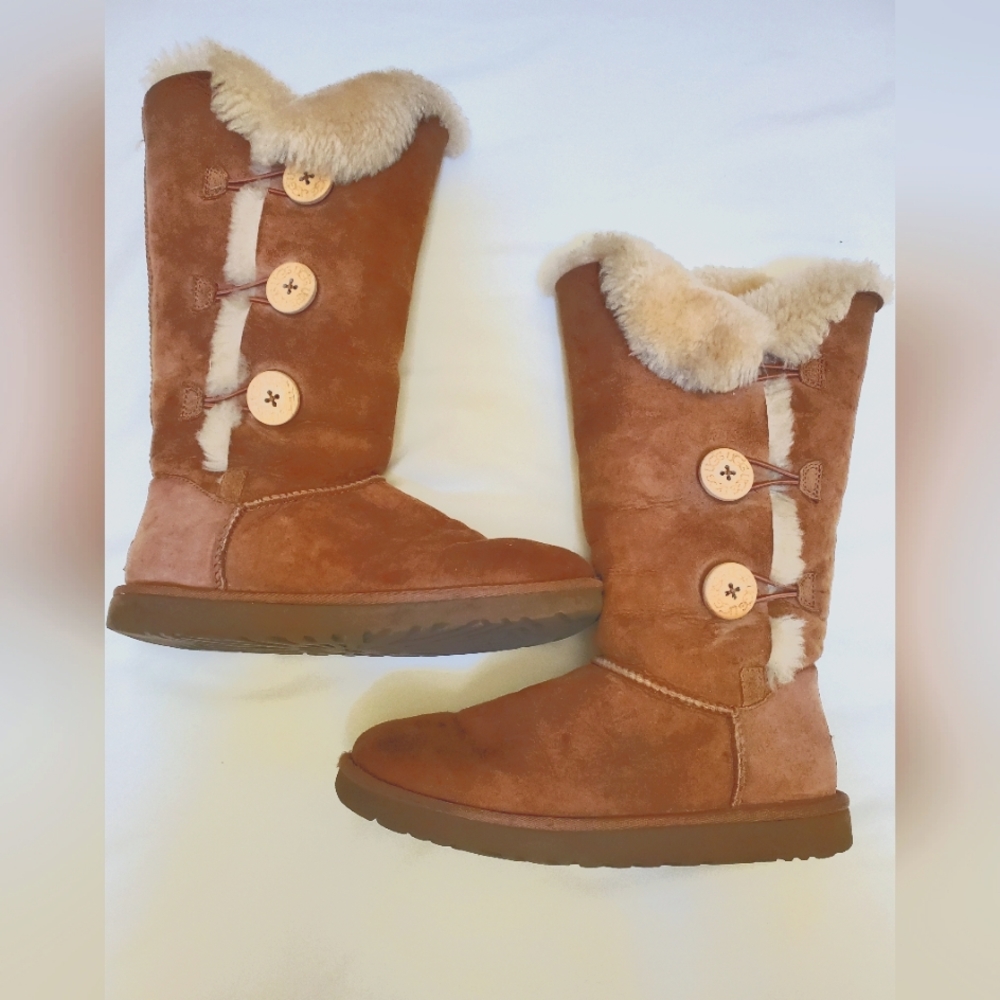 AUTHENTIC UGG TRIPLE BAILEY BUTTON - CHESNUT - Size 8
